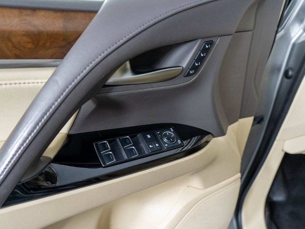 Used 2016 Lexus LX 570 4WD w/ Luxury Package image 27