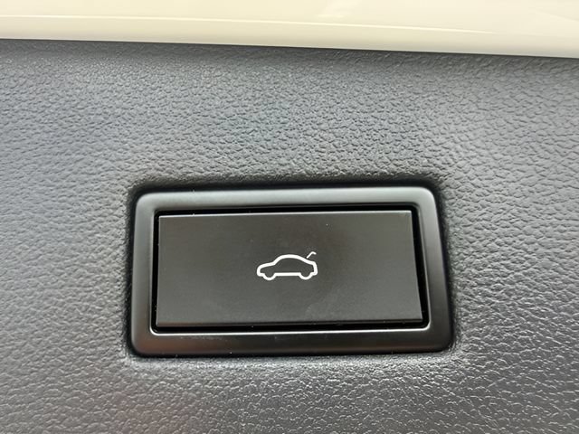 Used 2018 Volkswagen Tiguan SEL AWD/4WD image 12