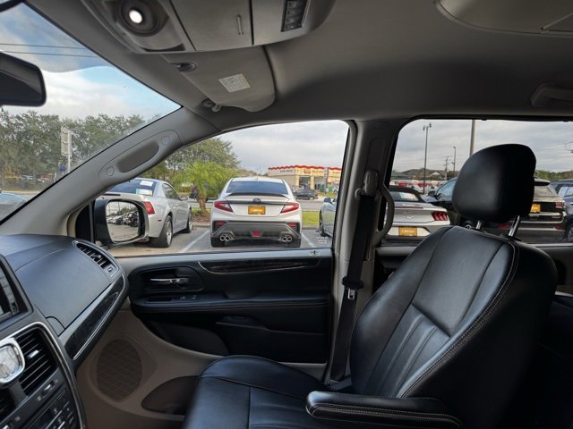 Used 2015 Chrysler Town & Country Touring w/ Driver Convenience Group image 24