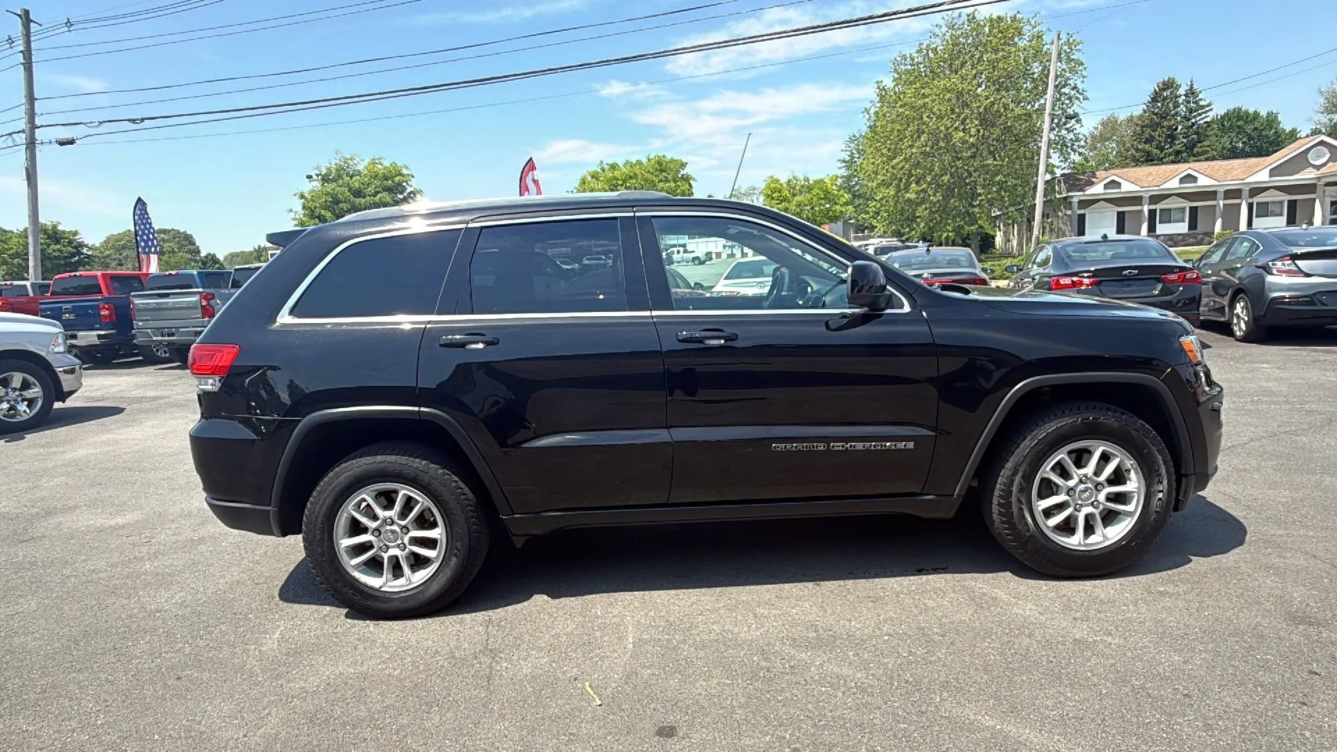 Used 2018 Jeep Grand Cherokee Laredo AWD/4WD image 12