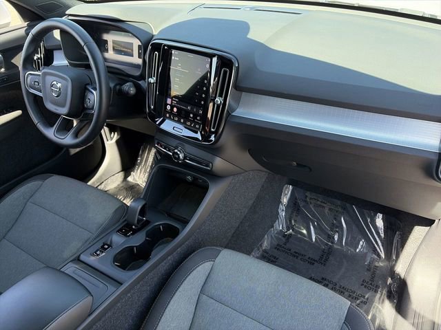 Used 2025 Volvo XC40 B5 Core image 14