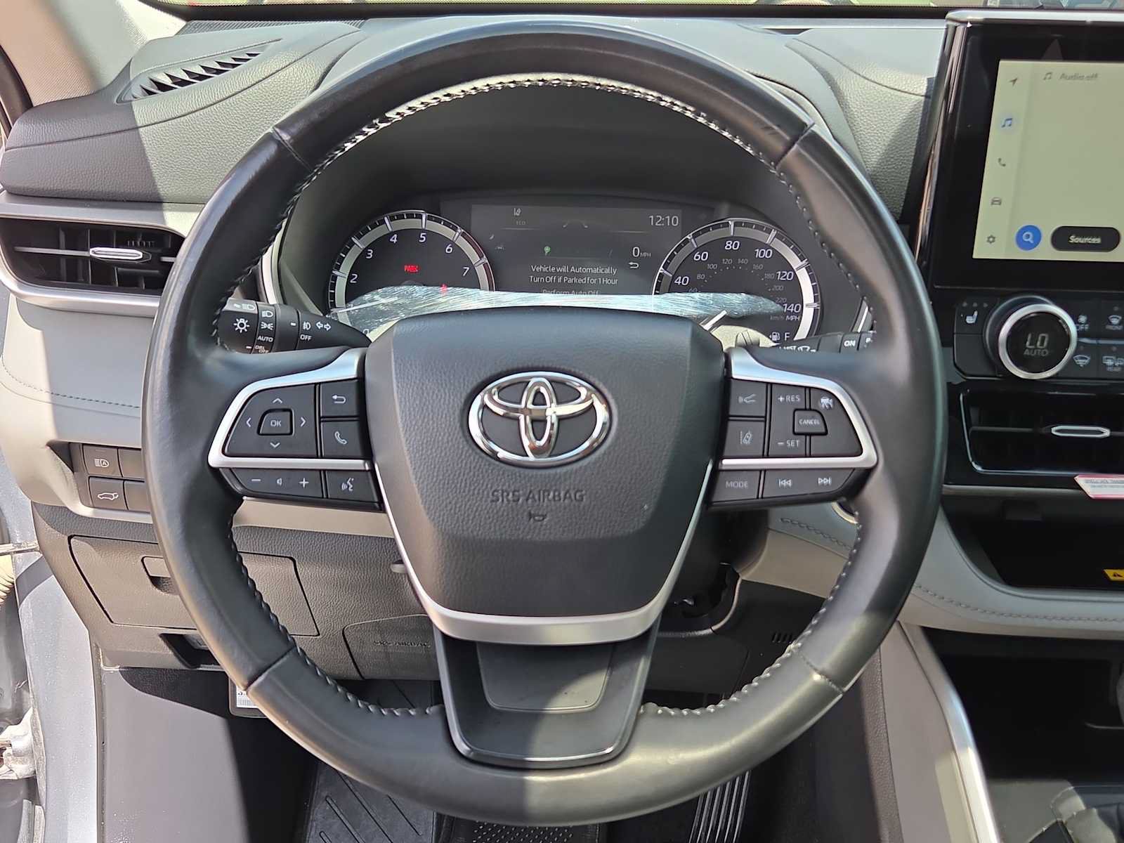 Used 2024 Toyota Highlander XLE FWD image 19