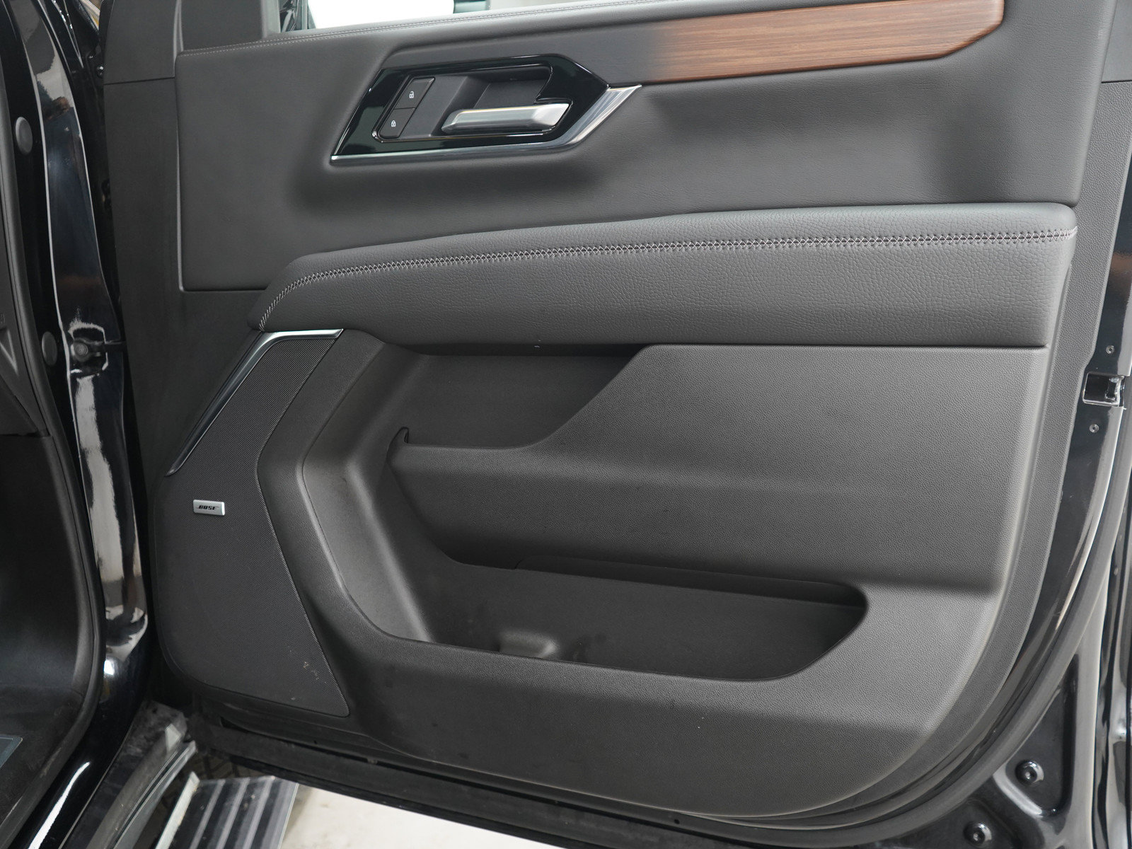 Used 2025 GMC Yukon XL Denali w/ Sun & Power Step Package AWD/4WD image 9