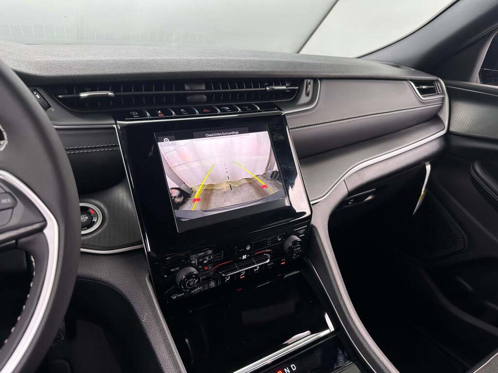 New 2025 Jeep Grand Cherokee L Laredo image 31