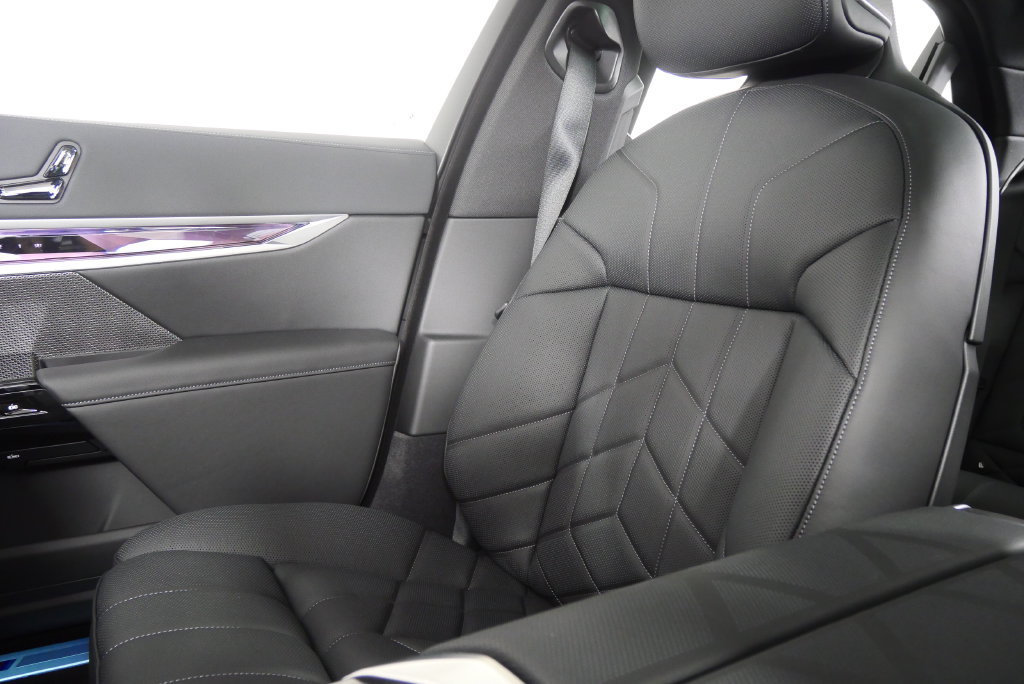 Used 2026 BMW 750e xDrive AWD/4WD image 27