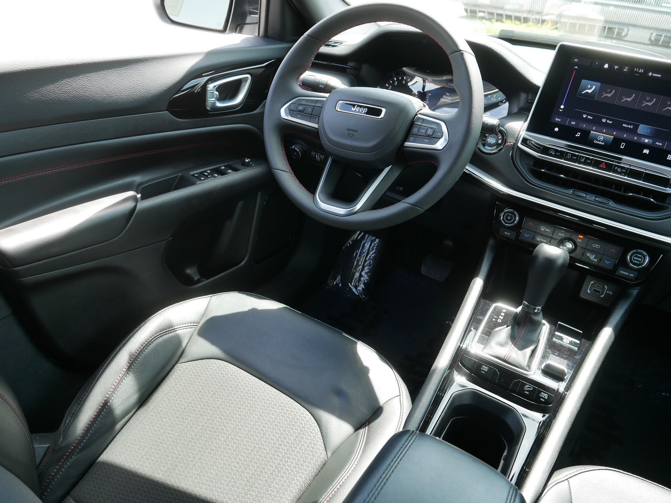 Used 2025 Jeep Compass Trailhawk AWD/4WD image 9