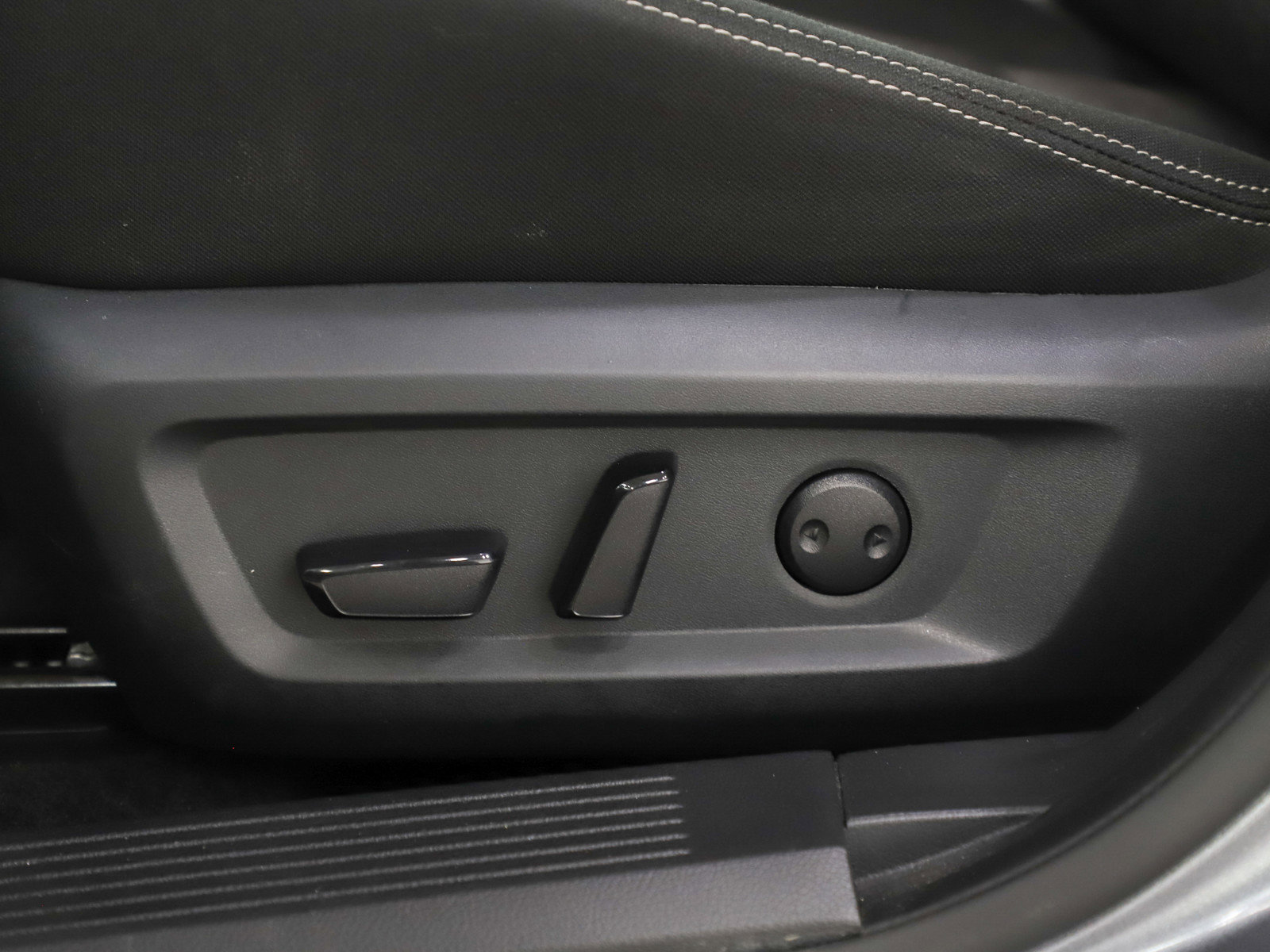 Used 2025 Nissan Rogue SV image 29