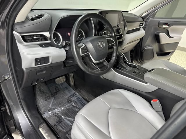 Used 2022 Toyota Highlander XLE AWD/4WD image 15