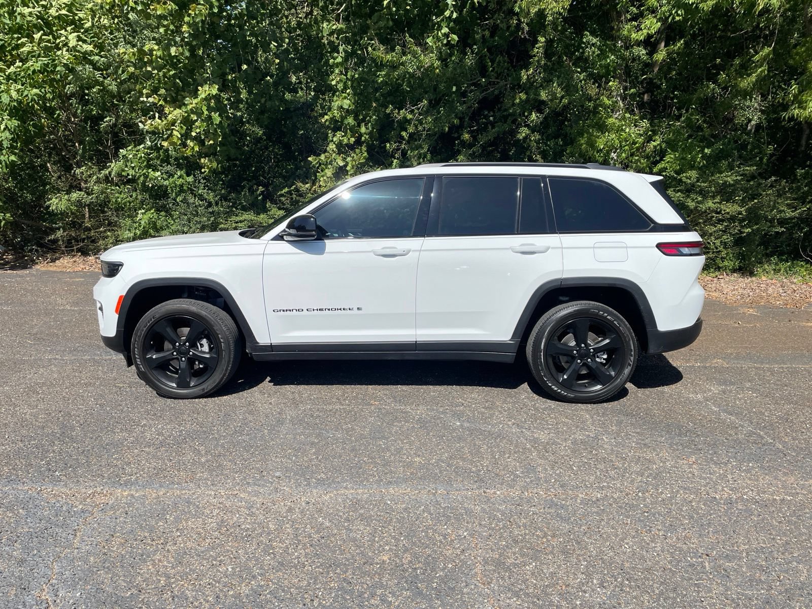 Used 2023 Jeep Grand Cherokee Altitude AWD/4WD image 2