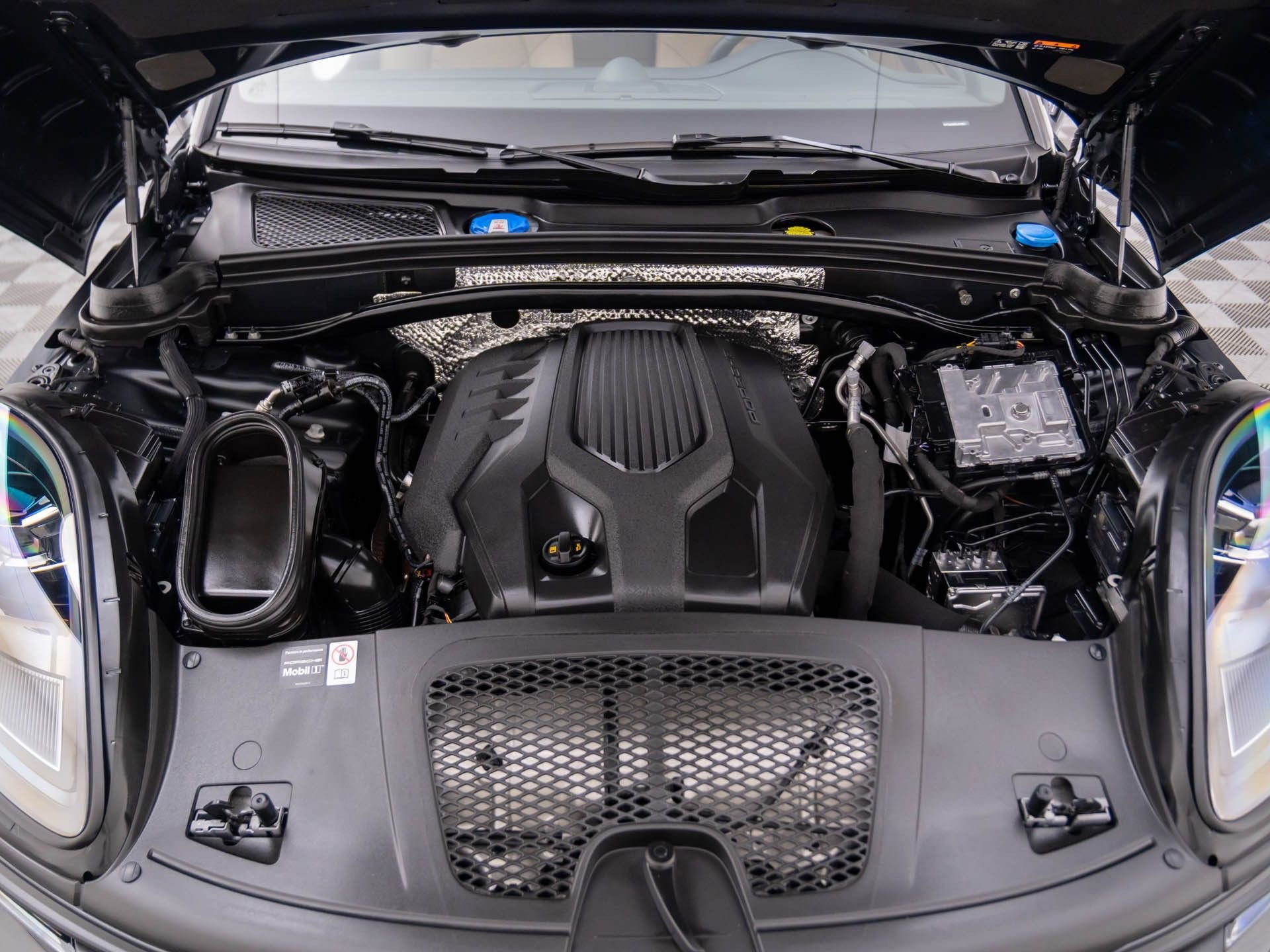 Certified 2025 Porsche Macan image 29