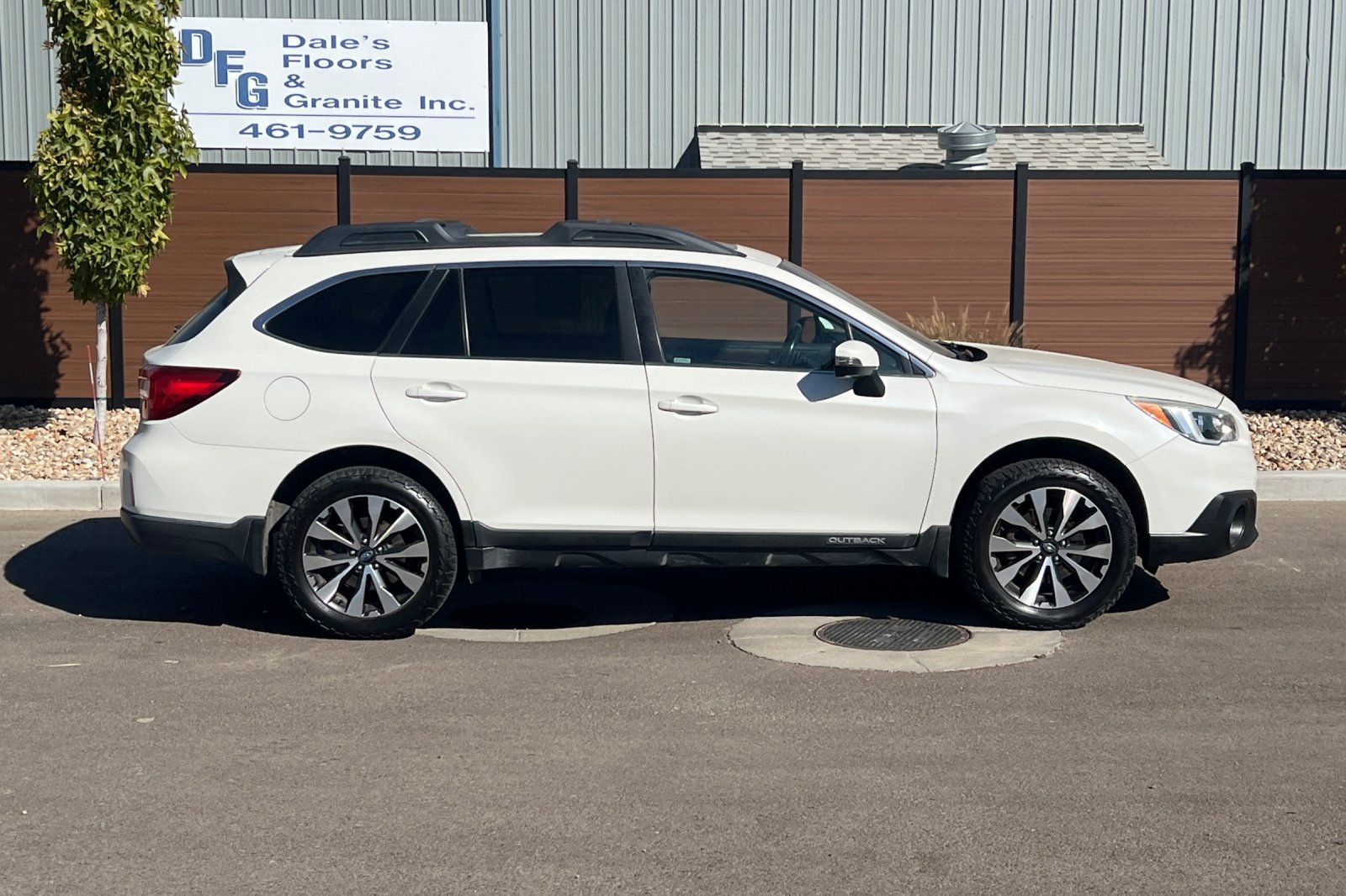 Used 2015 Subaru Outback 2.5i Limited AWD/4WD image 3