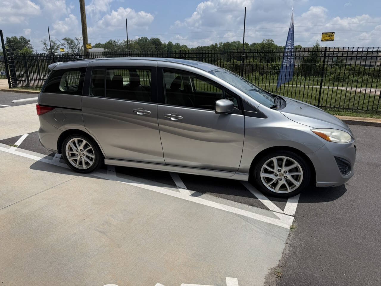 Used 2012 MAZDA MAZDA5 Touring w/ Moonroof & Audio Pkg FWD image 7