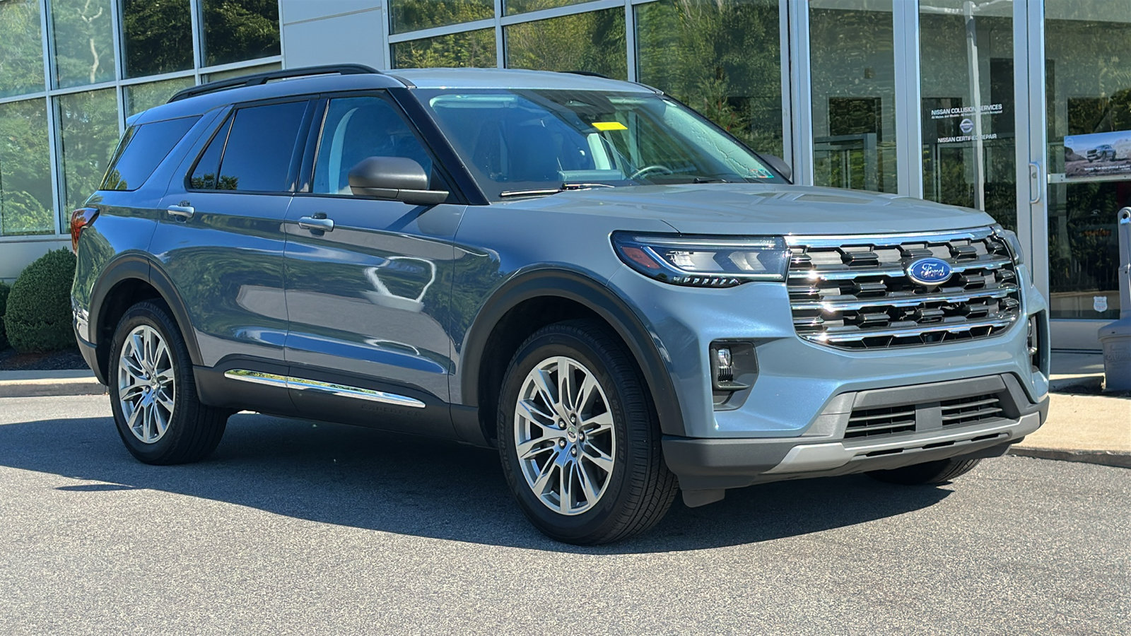 Used 2025 Ford Explorer Active w/ Active Comfort Package AWD/4WD image 2