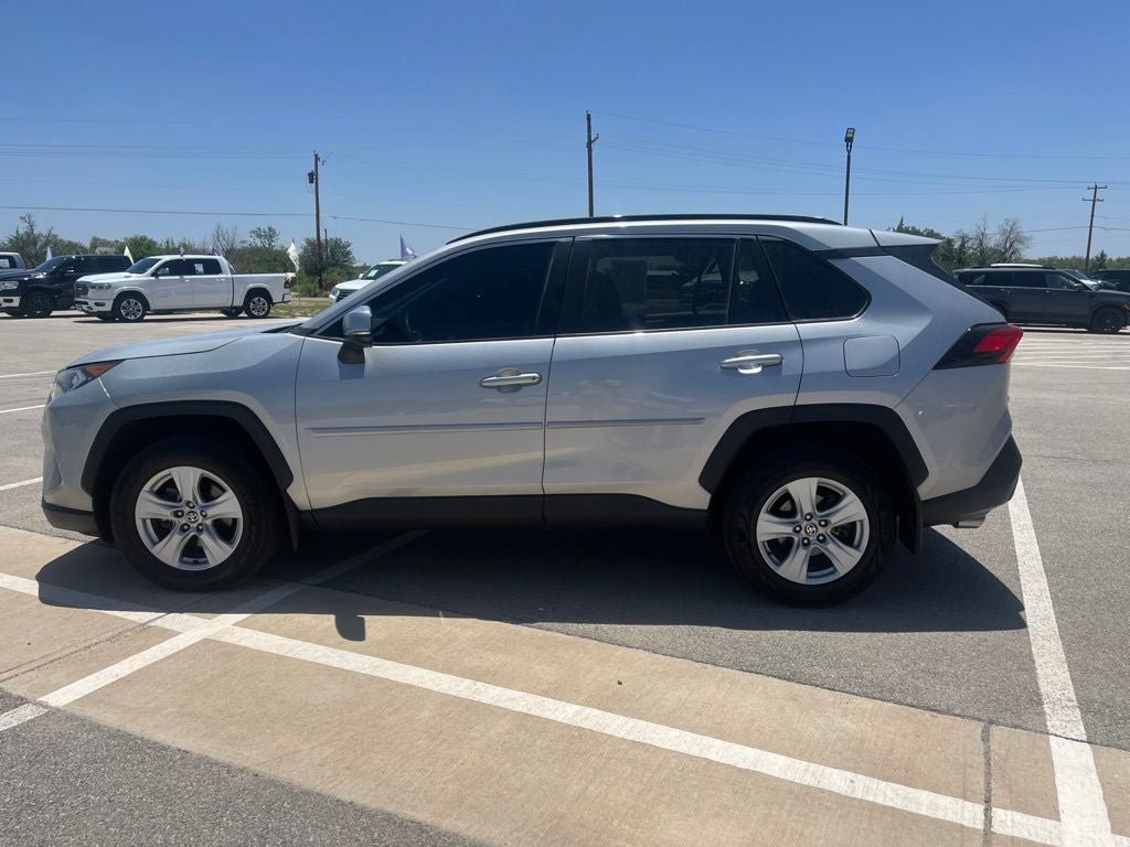 Used 2021 Toyota RAV4 XLE w/ Convenience Package FWD image 2