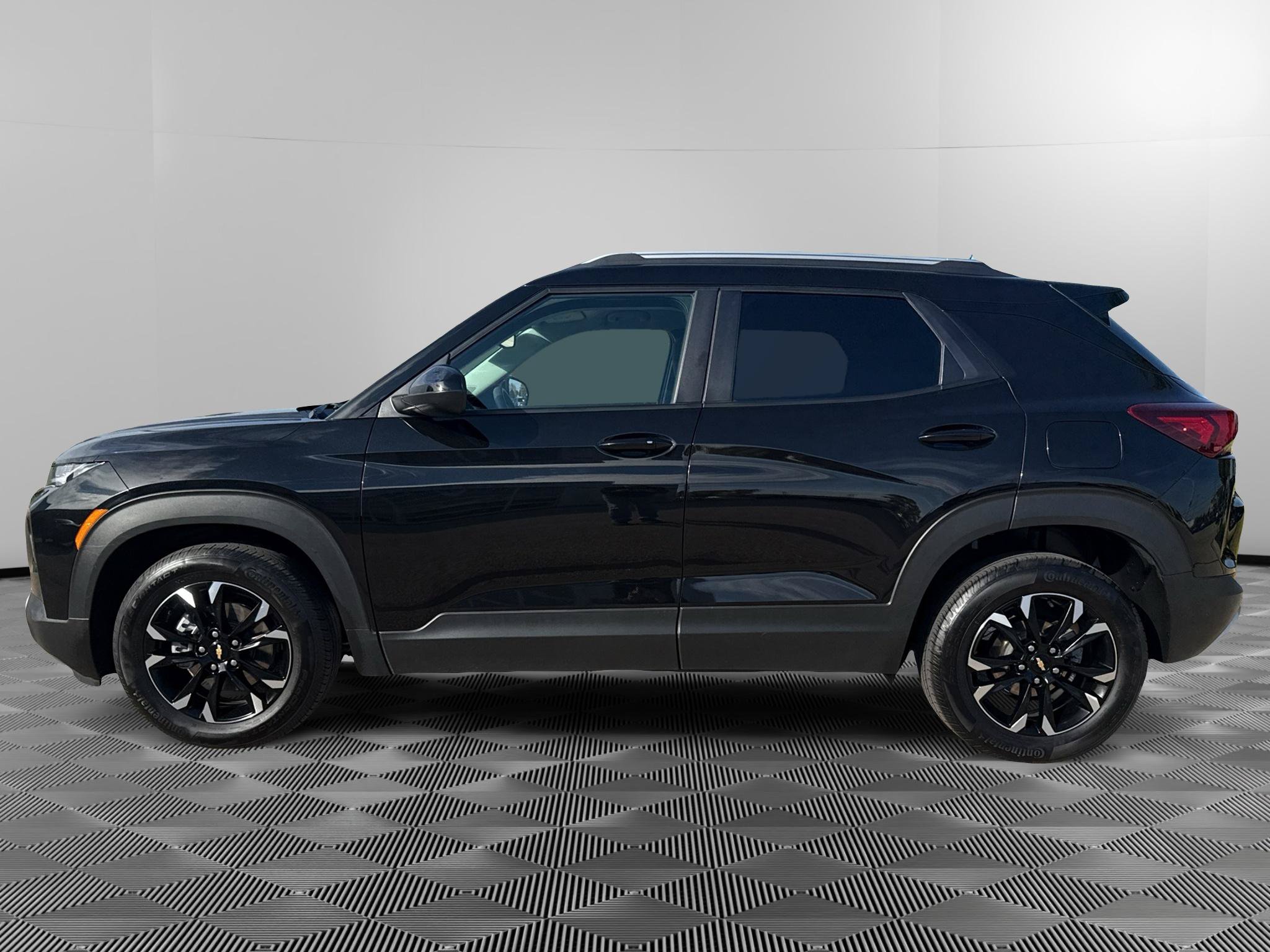 Used 2023 Chevrolet TrailBlazer LT w/ Convenience Package FWD image 2