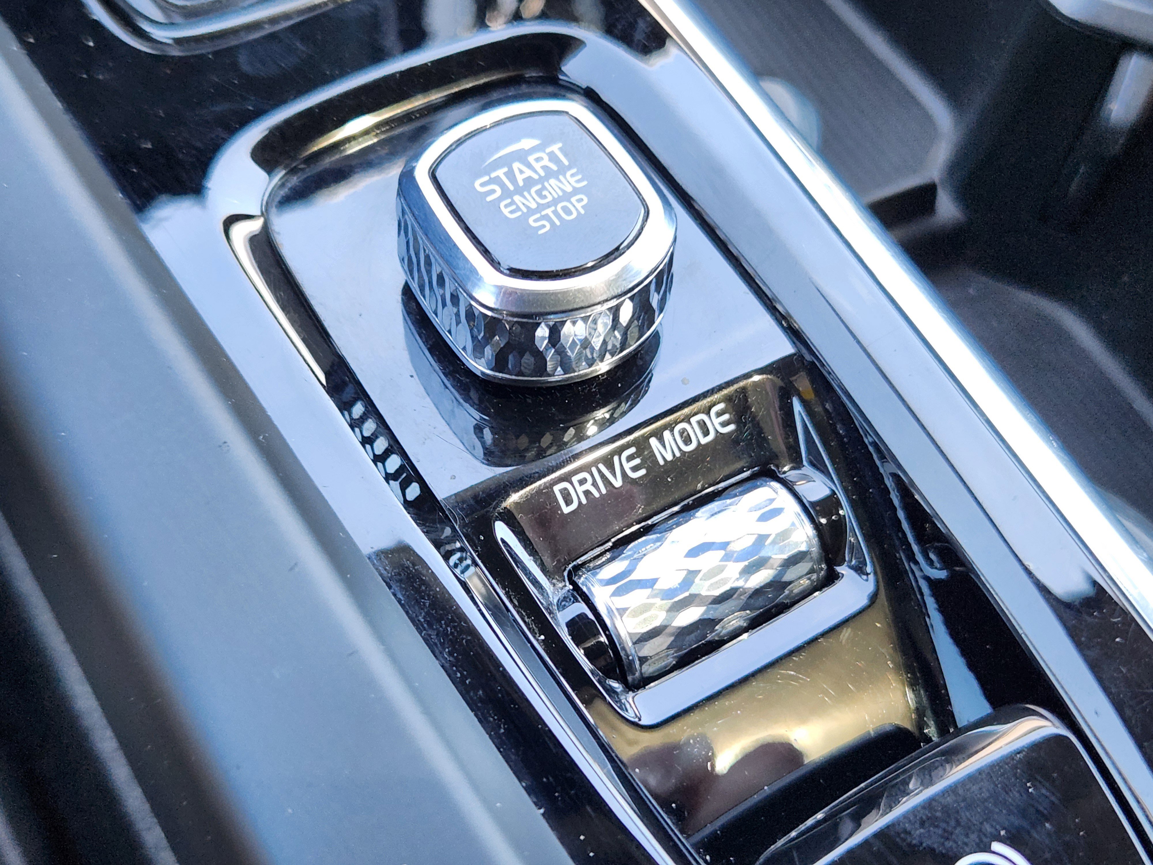 Used 2018 Volvo XC60 T8 Inscription w/ Luxury Seat Package AWD/4WD image 19