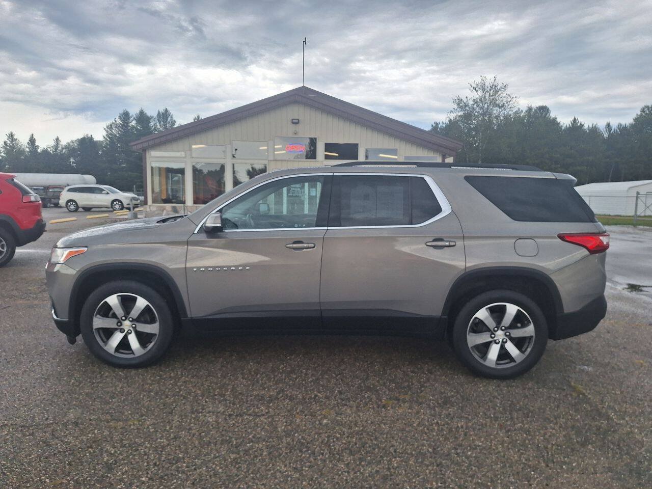 Used 2019 Chevrolet Traverse LT w/ LT Premium Package AWD/4WD image 2