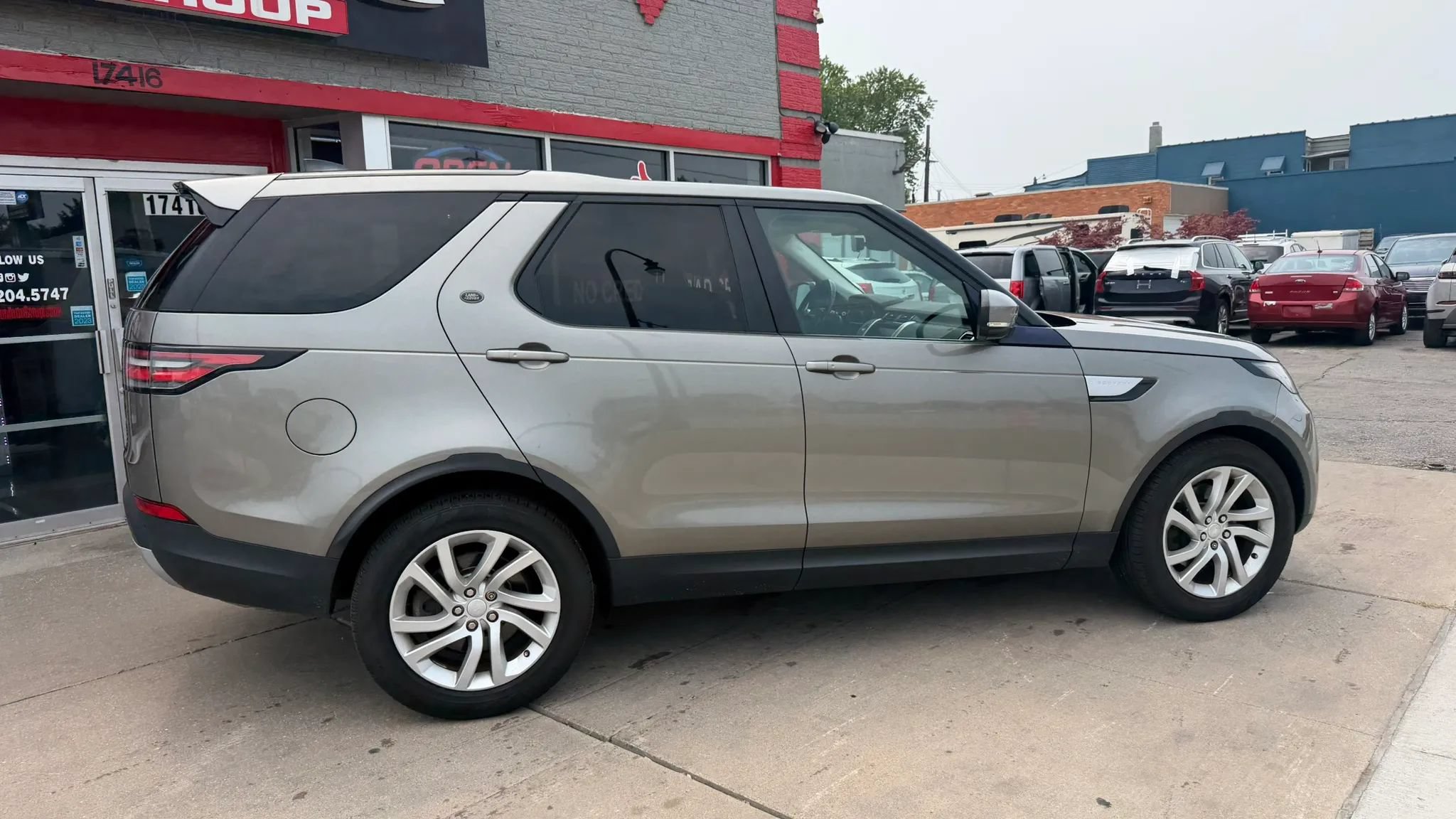 Used 2017 Land Rover Discovery HSE AWD/4WD image 3