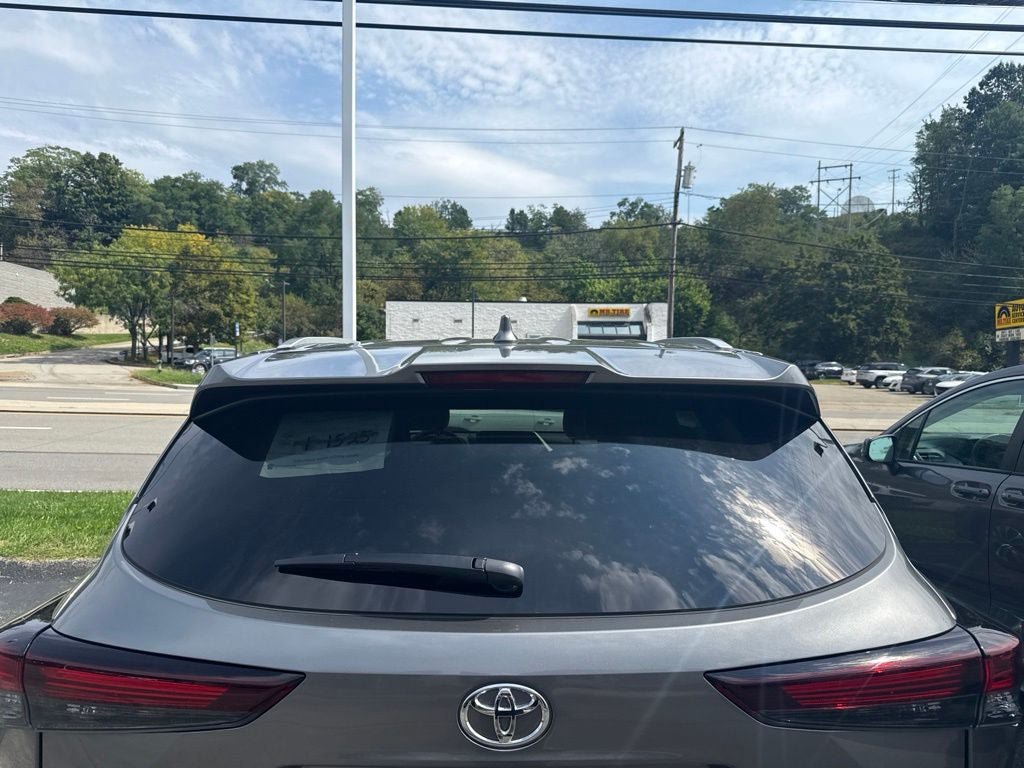 Used 2025 Toyota Highlander XLE AWD/4WD image 4