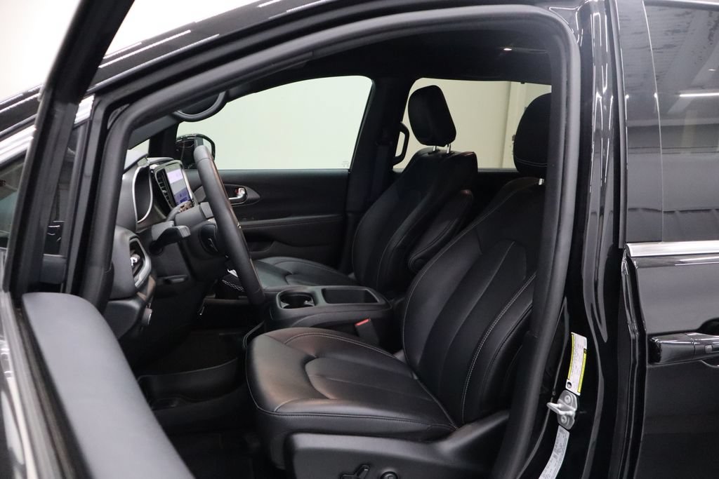Used 2025 Chrysler Pacifica Select FWD image 10