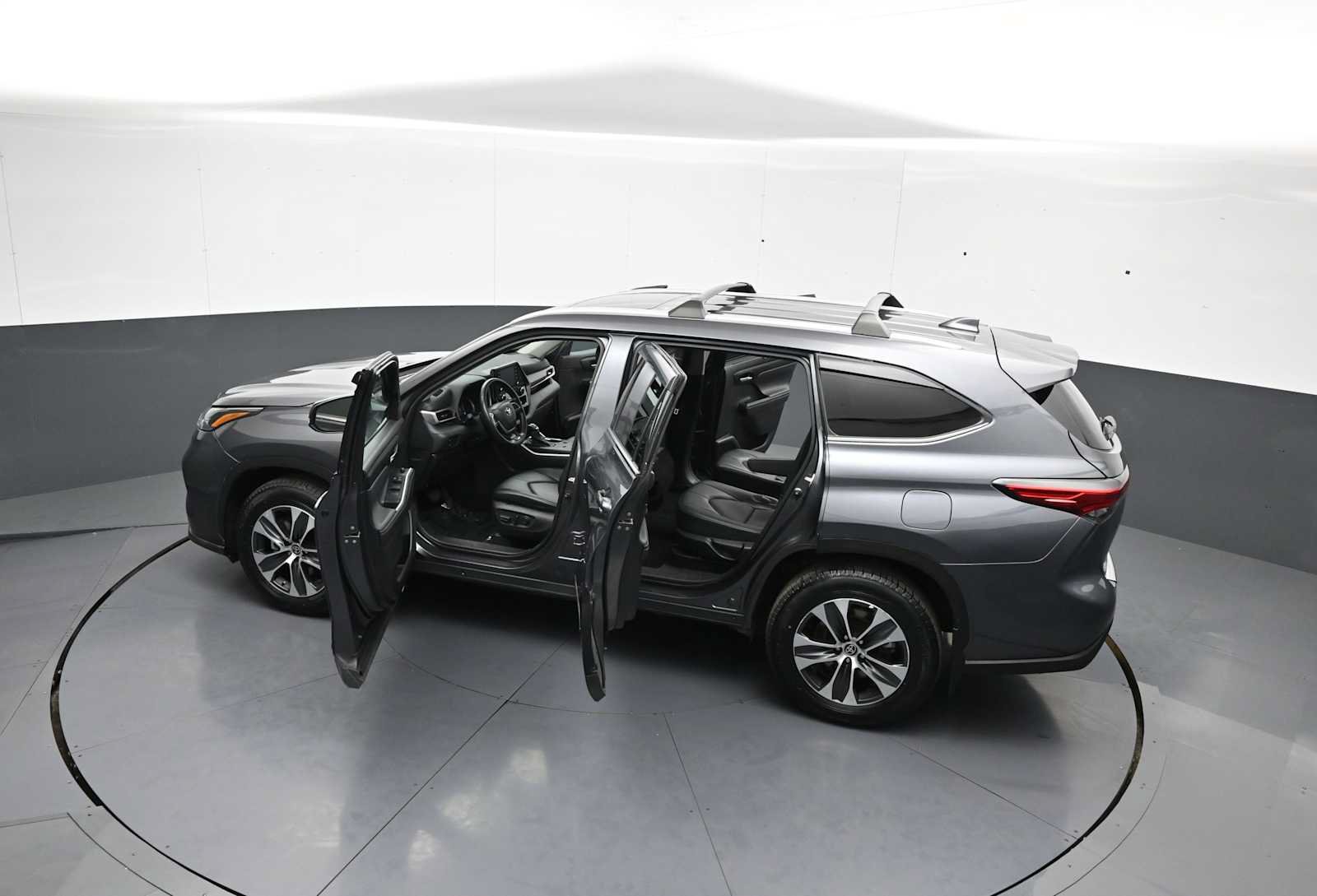 Used 2022 Toyota Highlander XLE AWD/4WD image 45