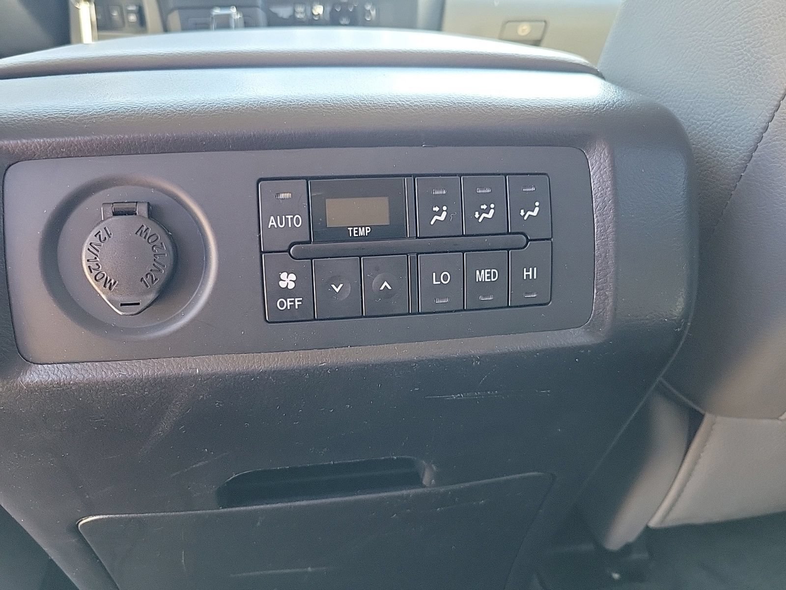Used 2018 Toyota Sequoia Limited w/ Safety & Convenience Package AWD/4WD image 17