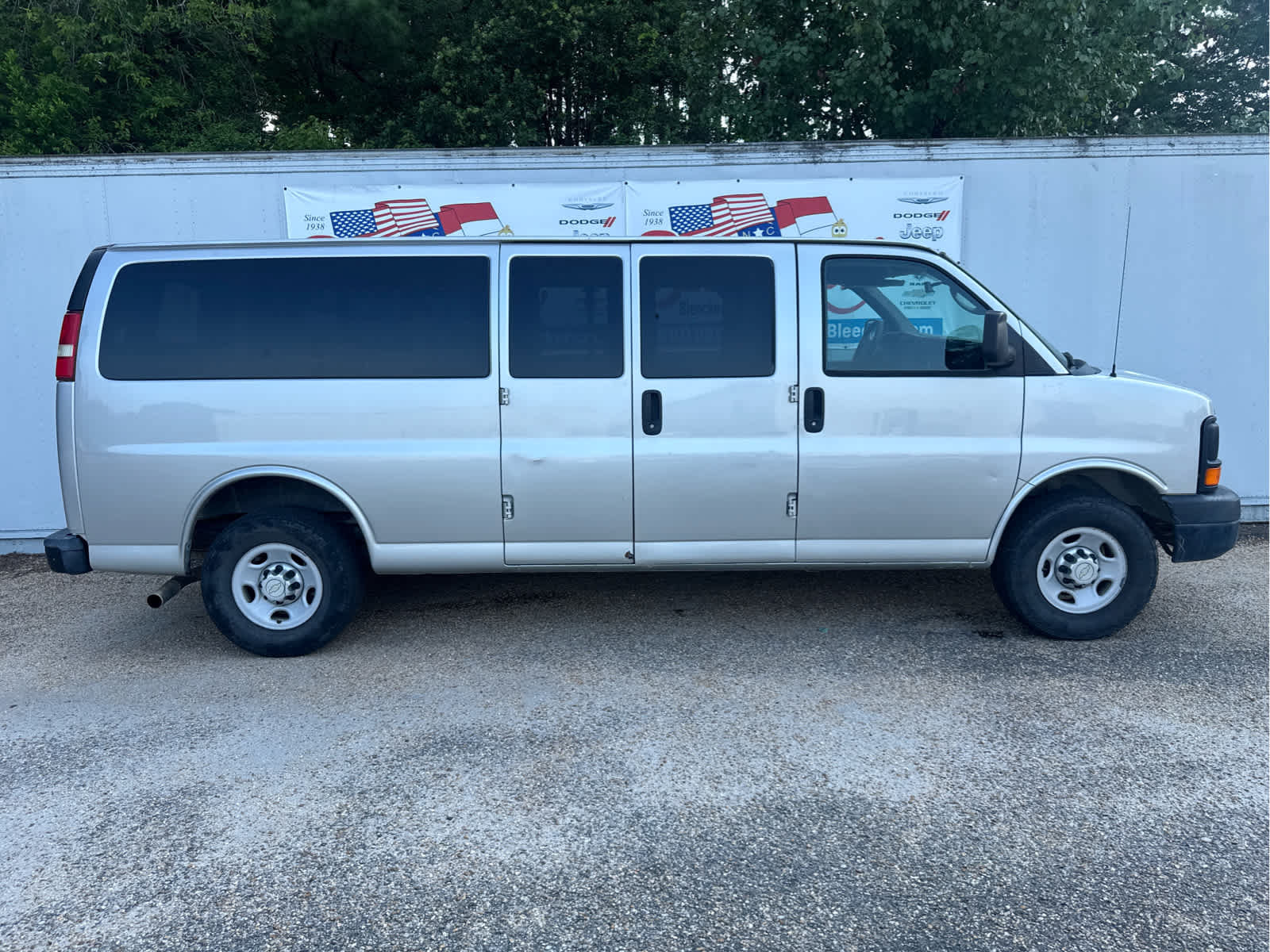 Used 2010 Chevrolet Express 3500 LS RWD image 2