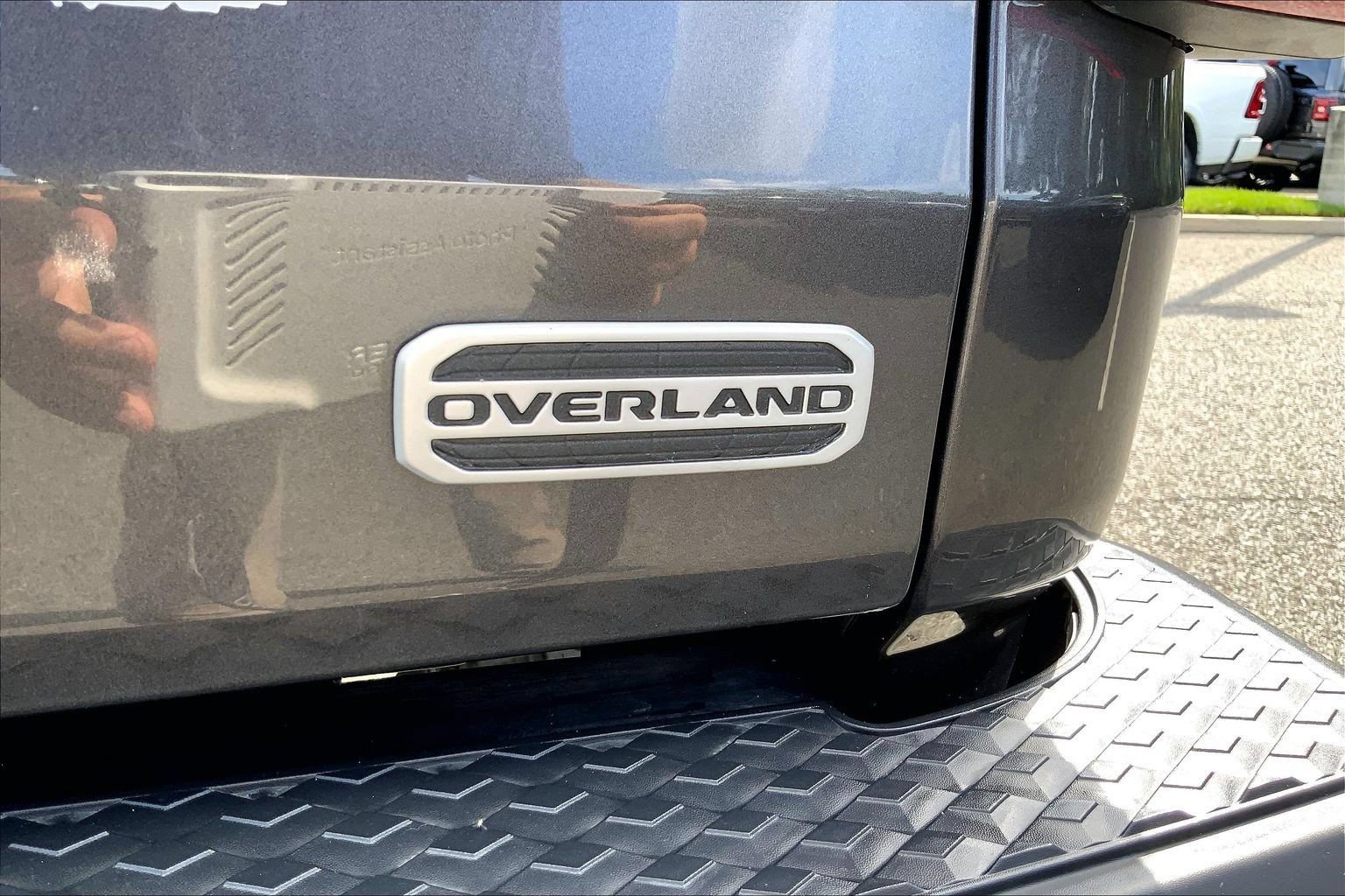 Used 2020 Jeep Gladiator Overland w/ Dual Top Group AWD/4WD image 9