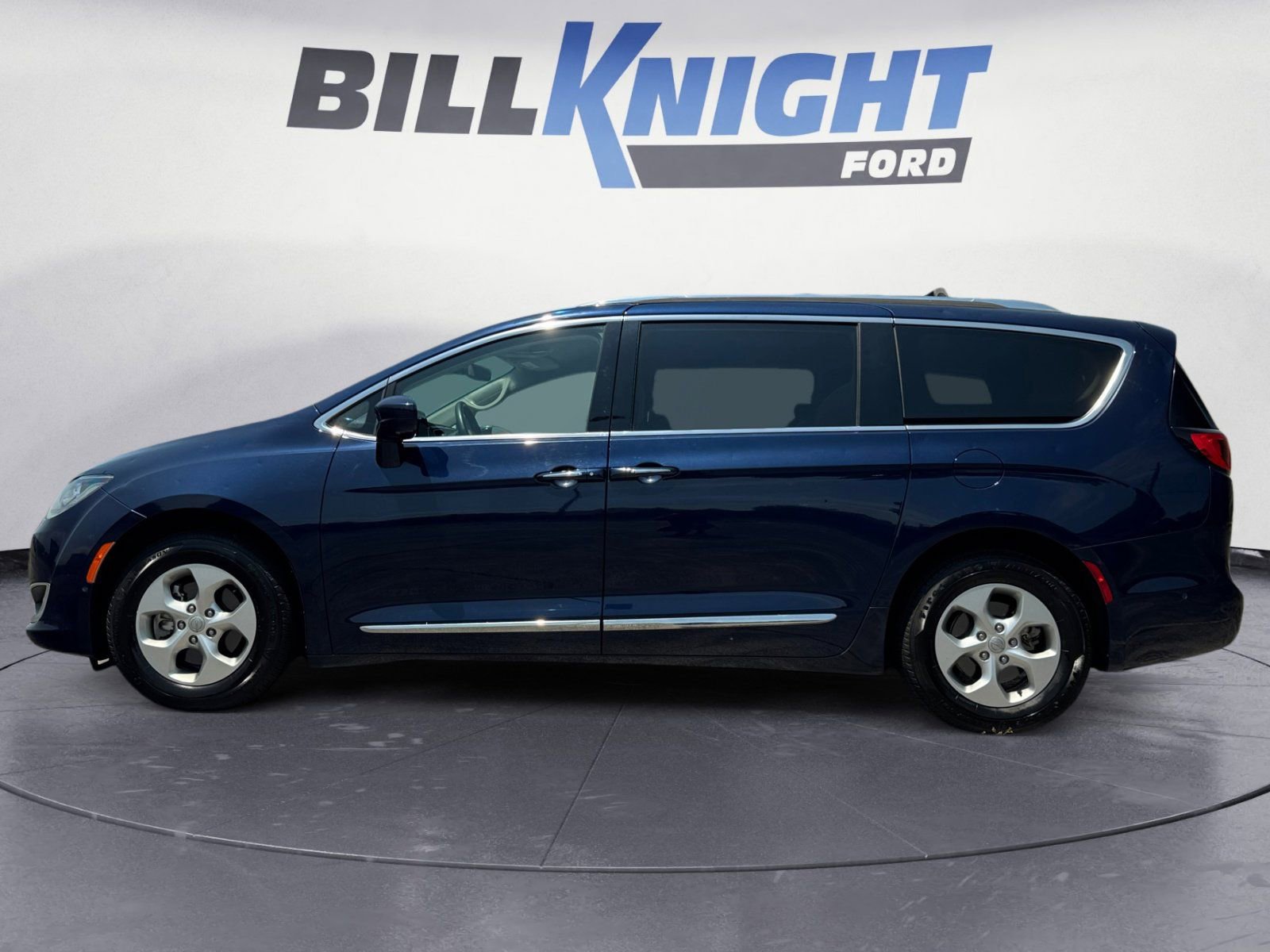 Used 2017 Chrysler Pacifica Touring-L Plus w/ Advanced Safetytec Group FWD image 2