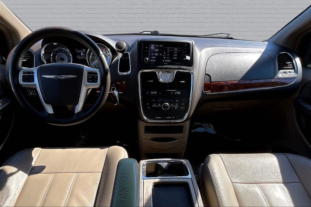 Used 2015 Chrysler Town & Country Touring FWD image 7