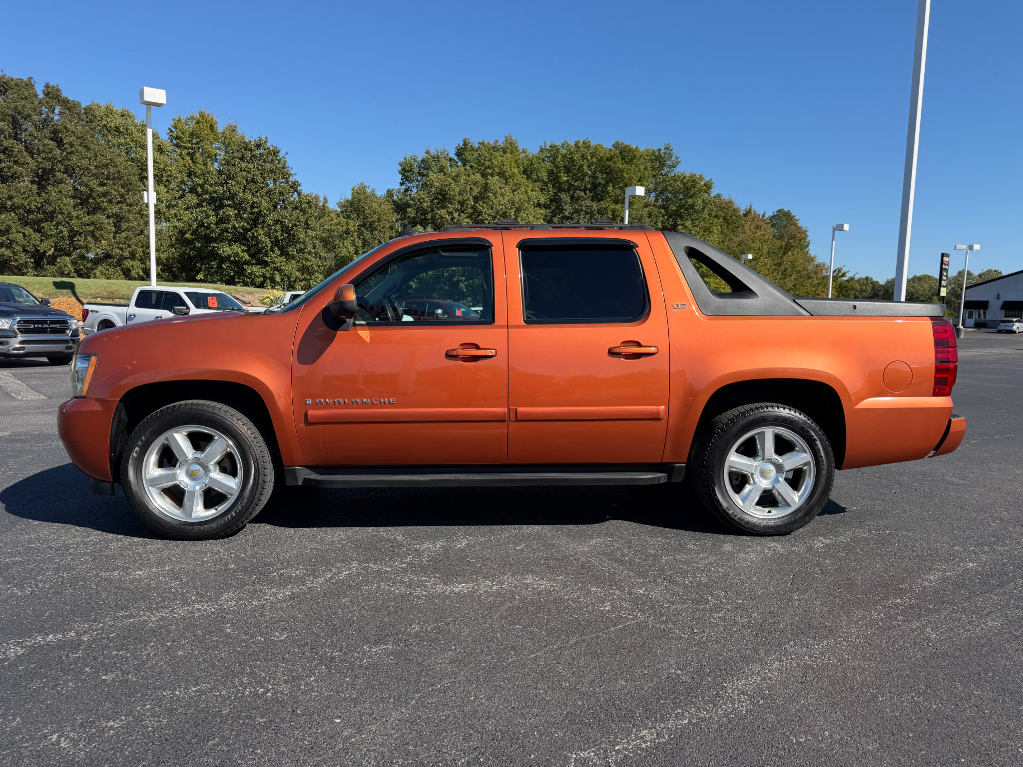 Used 2007 Chevrolet Avalanche LTZ w/ LTZ Preferred Equipment Group RWD image 5