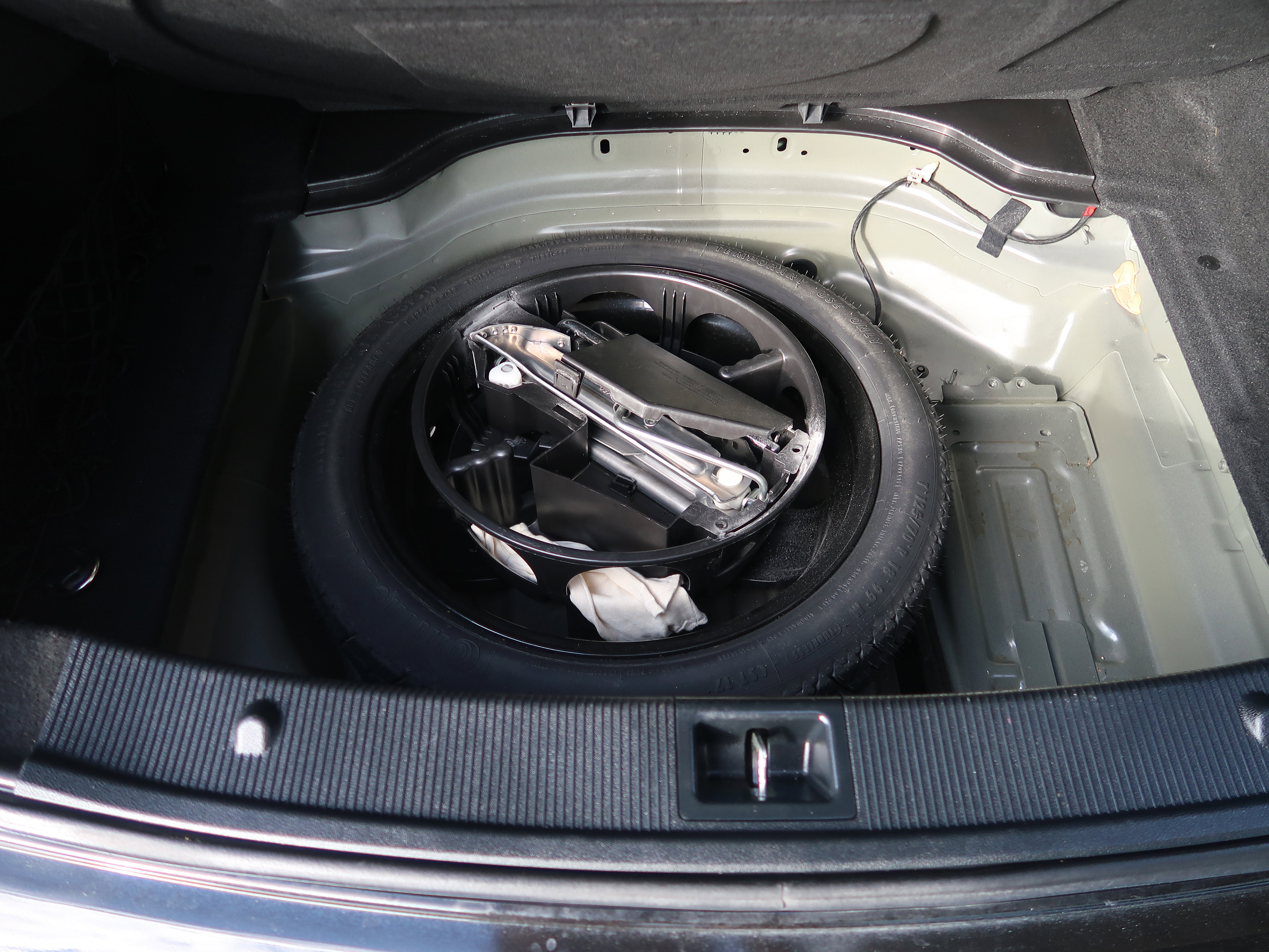 Used 2013 Mercedes-Benz E 550 Coupe w/ Premium 2 Pkg image 40