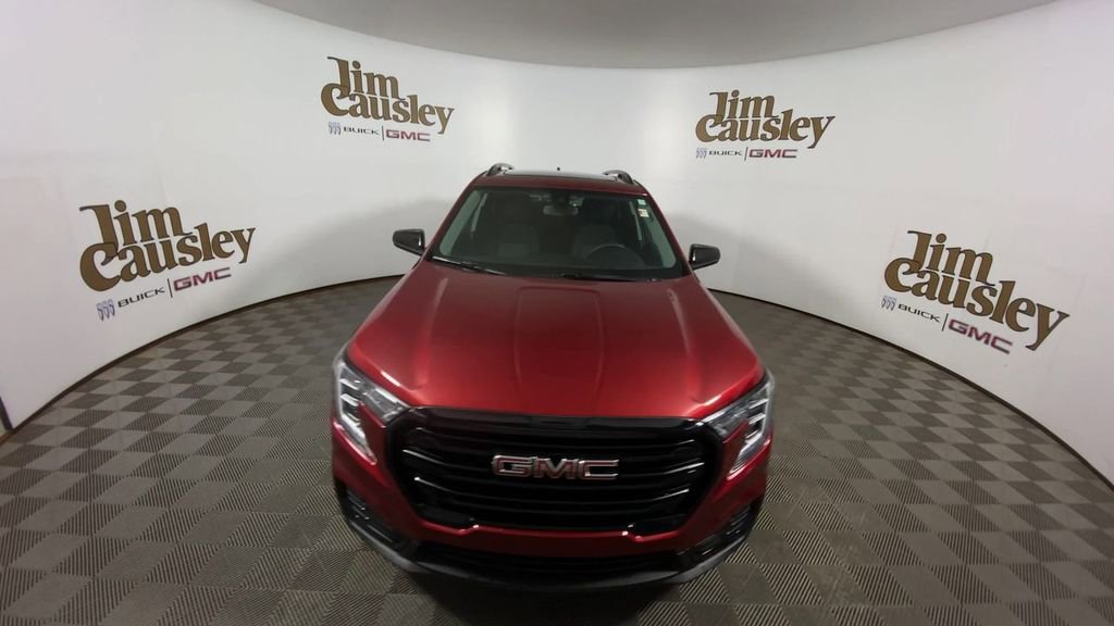 Used 2023 GMC Terrain SLE w/ Driver Convenience Package image 3