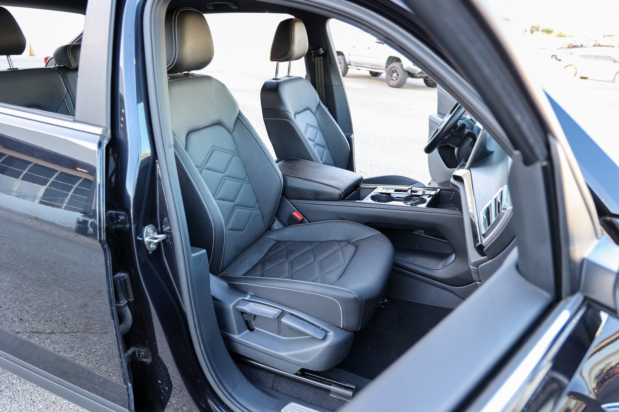 Used 2025 Volkswagen Atlas Cross Sport SE AWD/4WD image 43