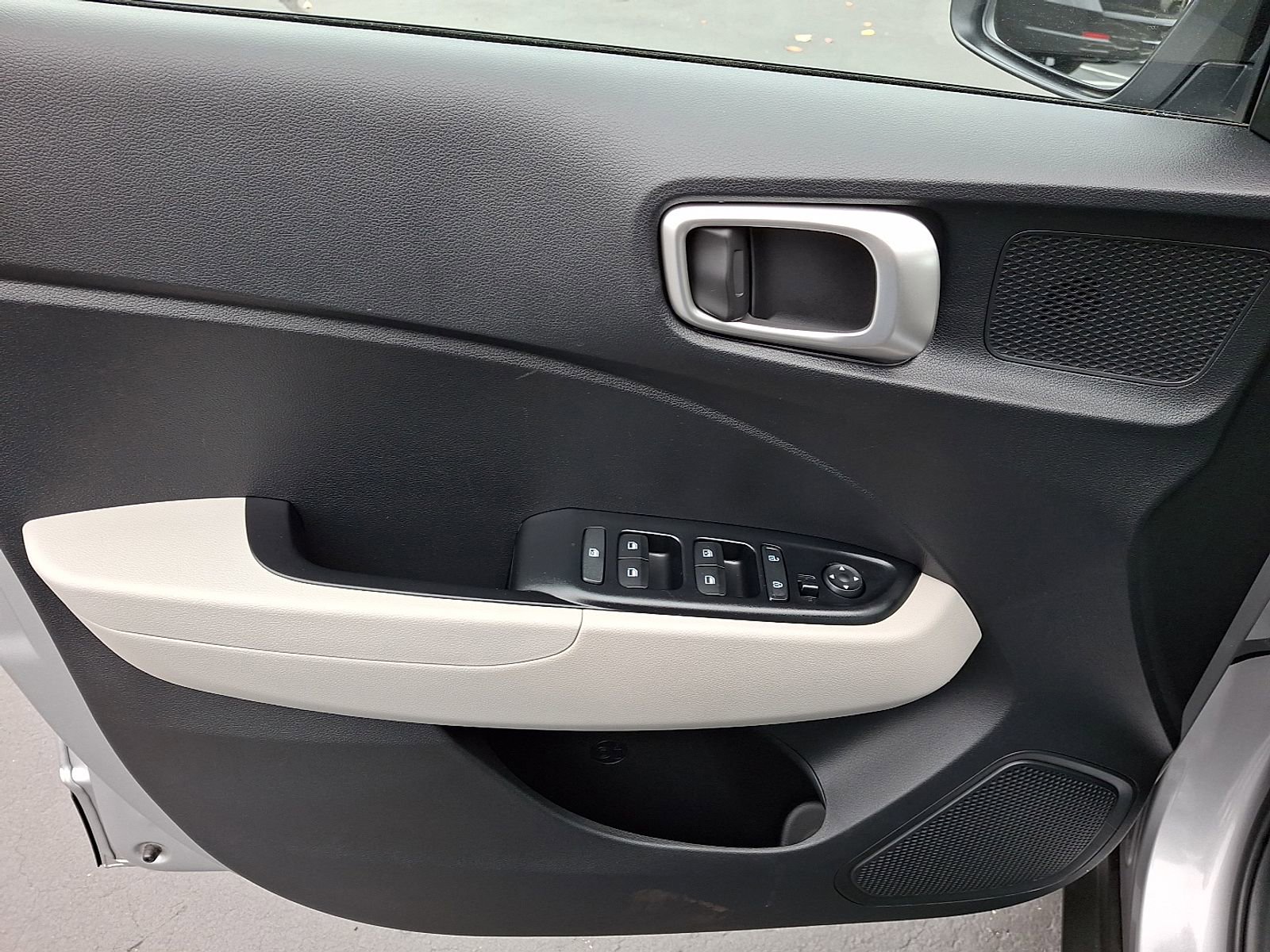 Used 2025 Hyundai Venue SEL image 14