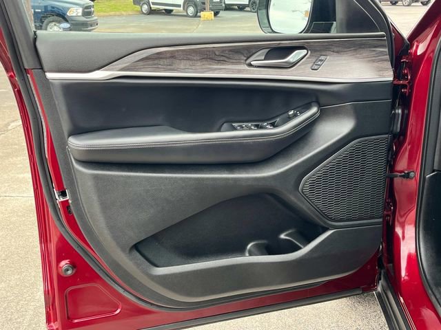 Certified 2023 Jeep Grand Cherokee Limited w/ Luxury Tech Group II image 17