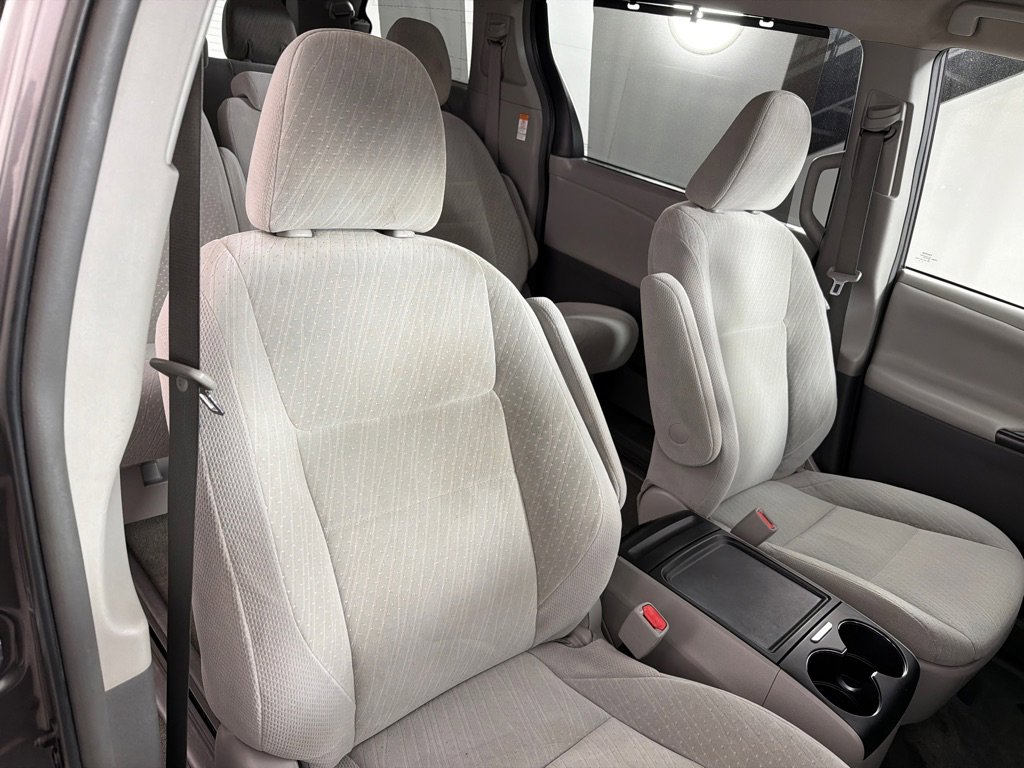 Used 2018 Toyota Sienna LE FWD image 24