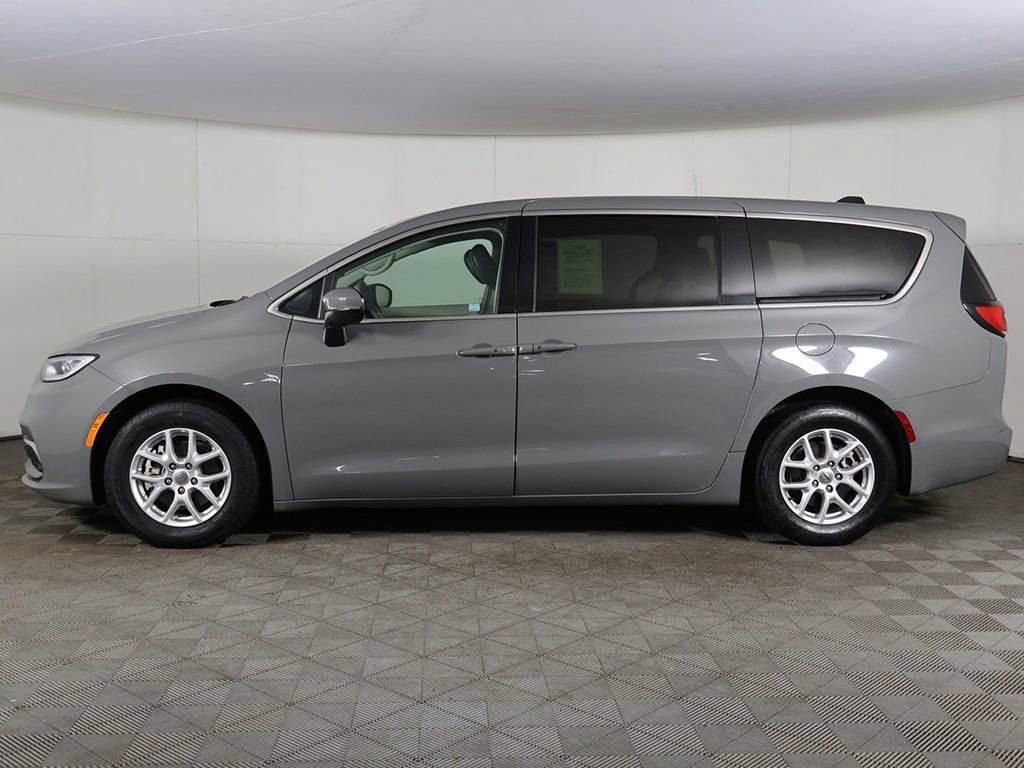 Used 2023 Chrysler Pacifica Touring-L image 18