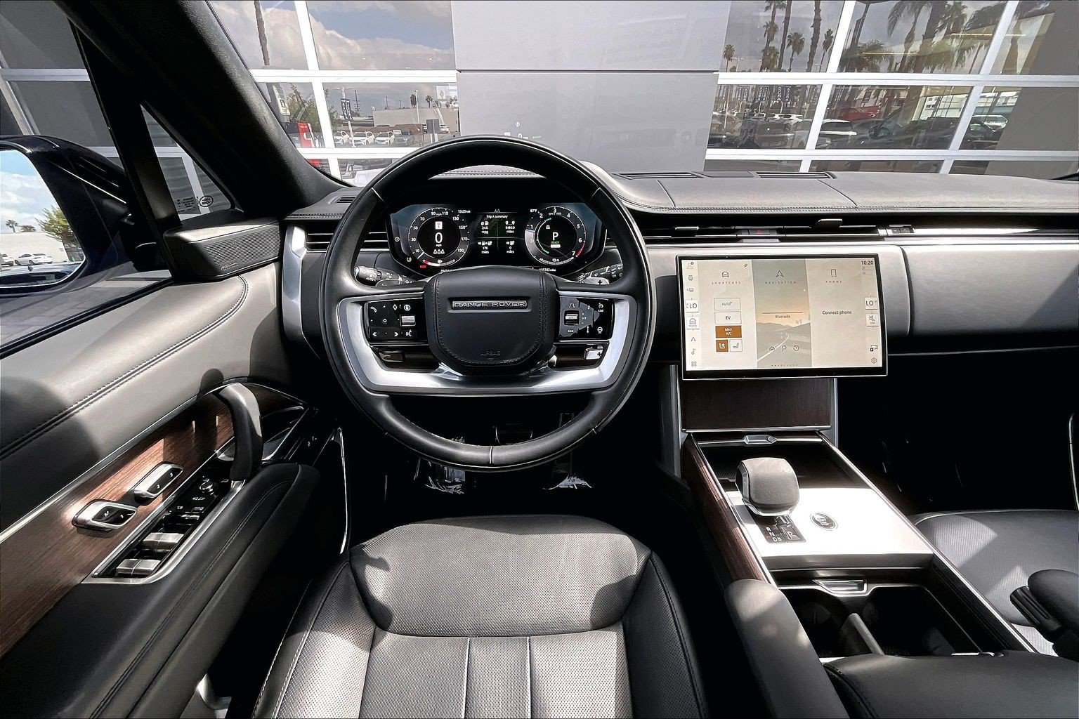 Used 2025 Land Rover Range Rover SE AWD/4WD image 5