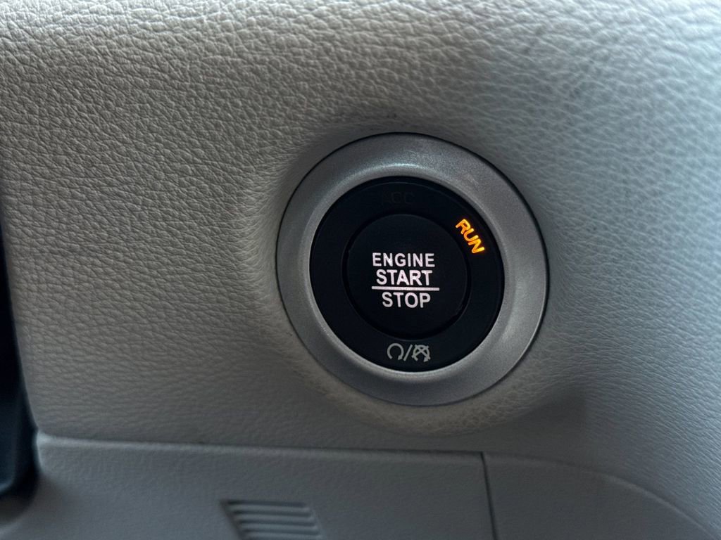 Used 2024 Chrysler Pacifica Select image 22