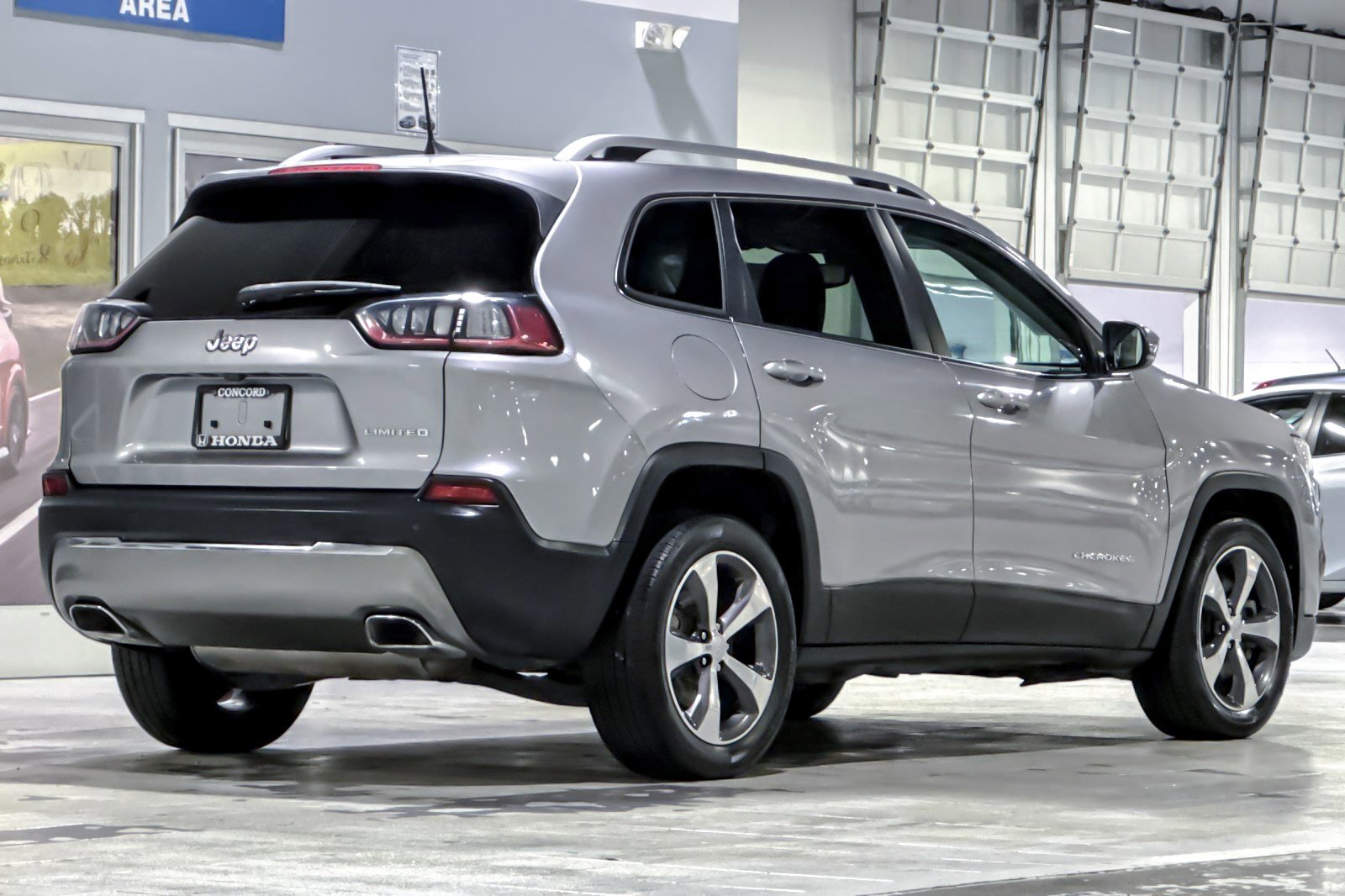 Used 2019 Jeep Cherokee Limited FWD image 8