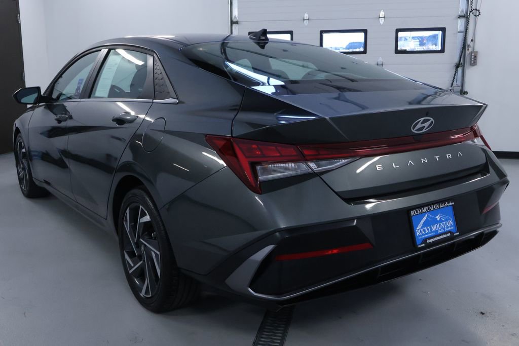 Used 2025 Hyundai Elantra SEL image 5