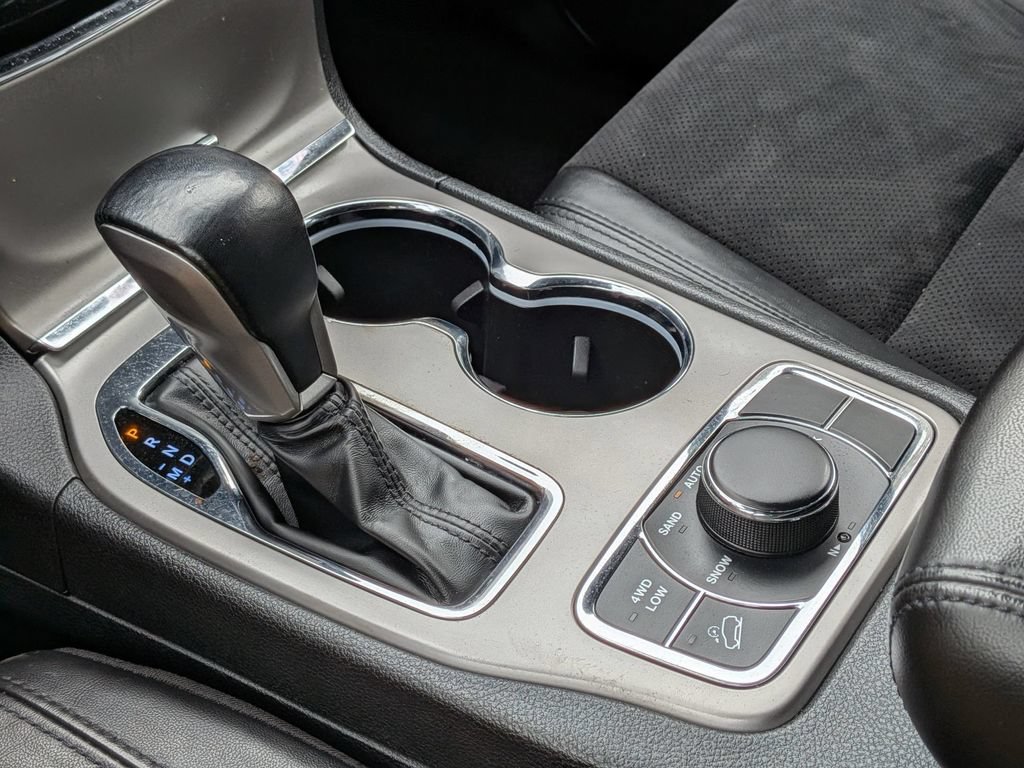 Used 2022 Jeep Grand Cherokee Laredo X AWD/4WD image 17