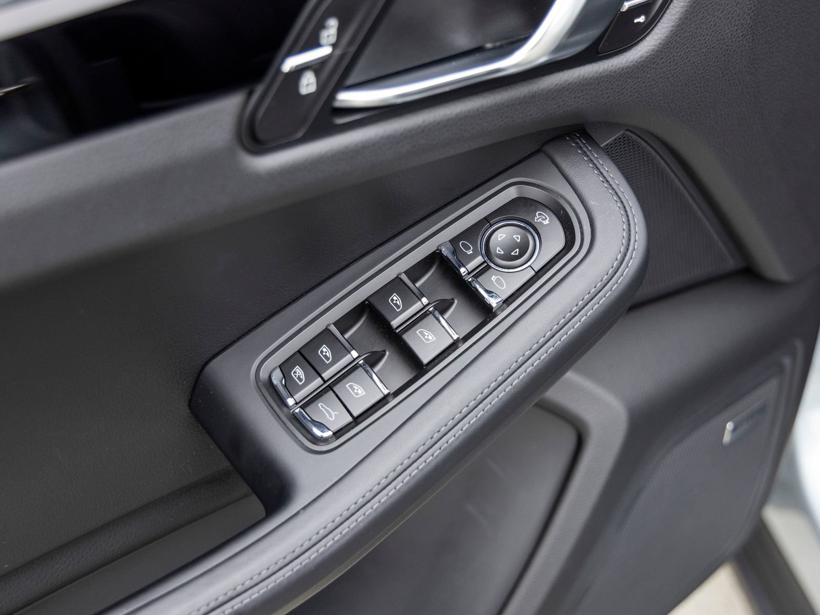 Certified 2026 Porsche Macan AWD/4WD image 27