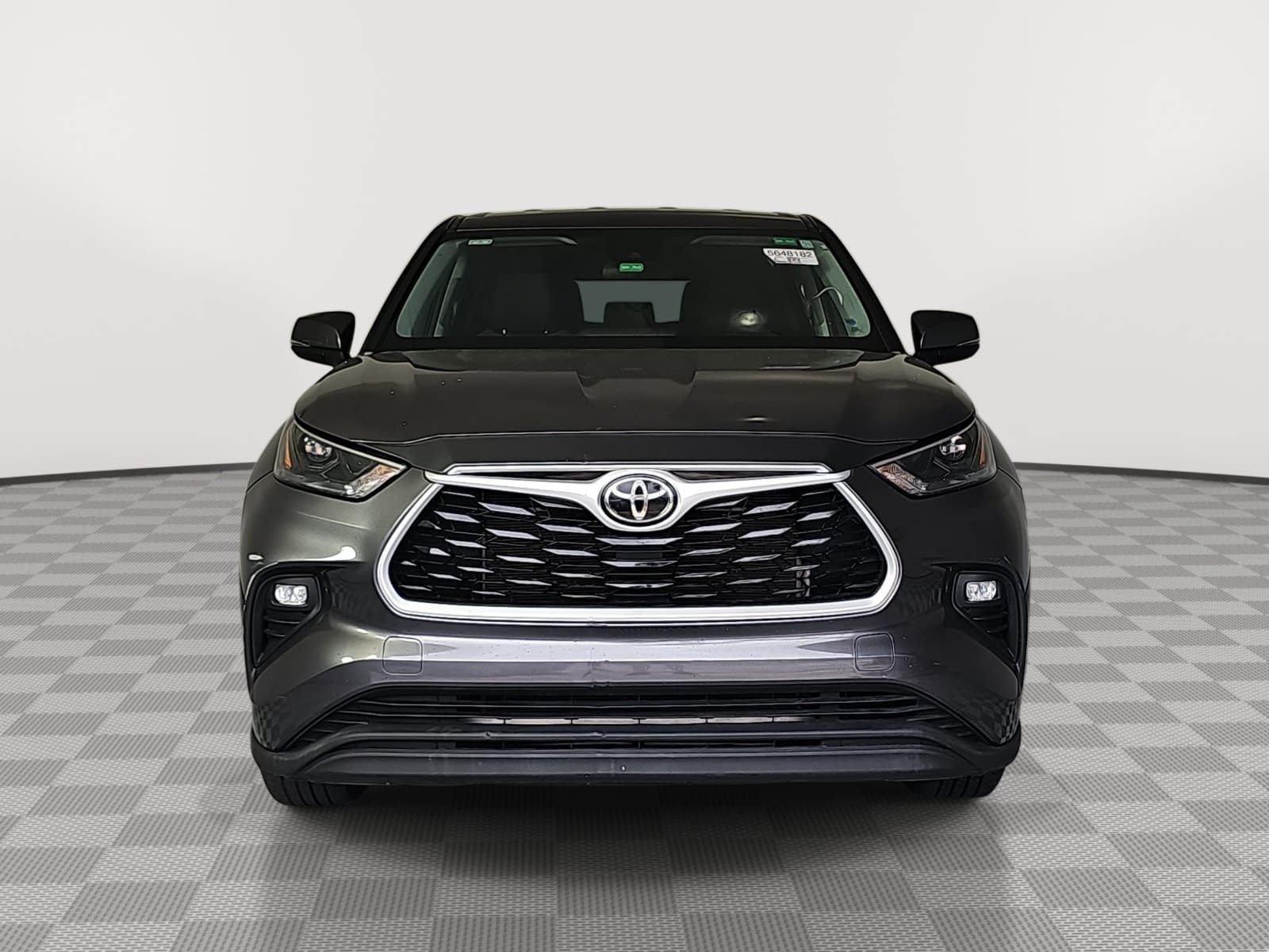 Used 2022 Toyota Highlander LE AWD/4WD image 3