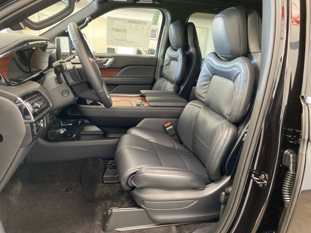 New 2024 Lincoln Navigator Reserve AWD/4WD image 17