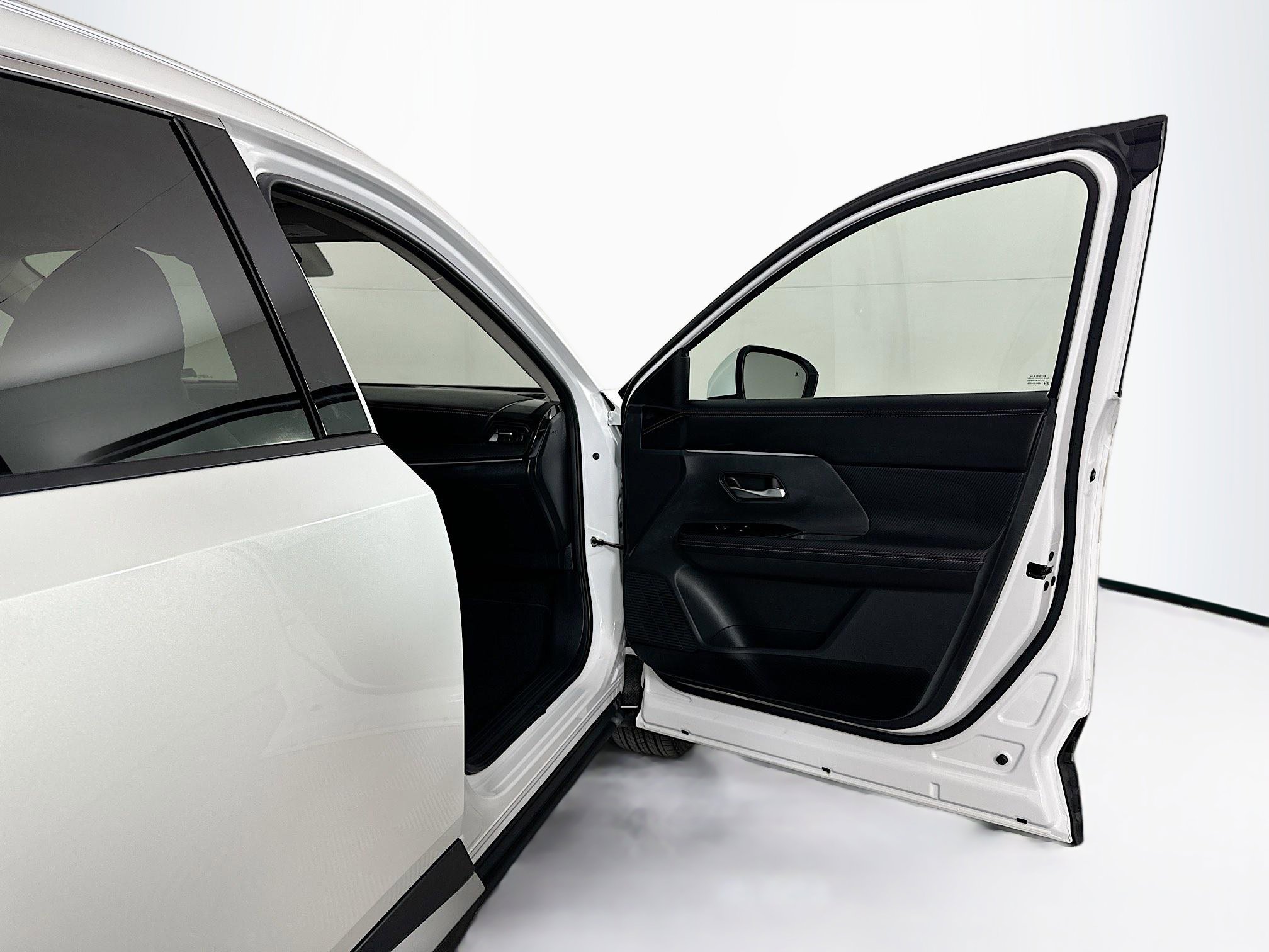 Used 2025 Nissan Kicks SR image 30