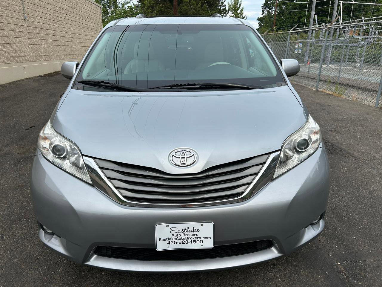 Used 2014 Toyota Sienna XLE AWD/4WD image 2