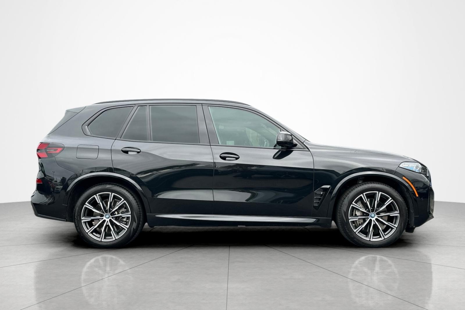 Used 2024 BMW X5 xDrive50e w/ M Sport Package AWD/4WD image 6