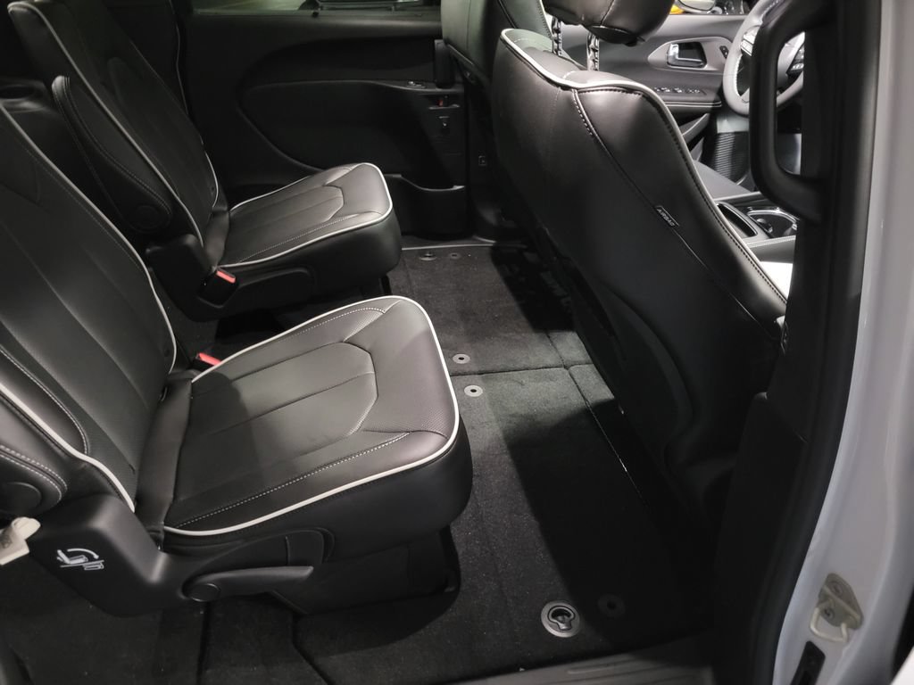 New 2027 Chrysler Pacifica Limited FWD image 17